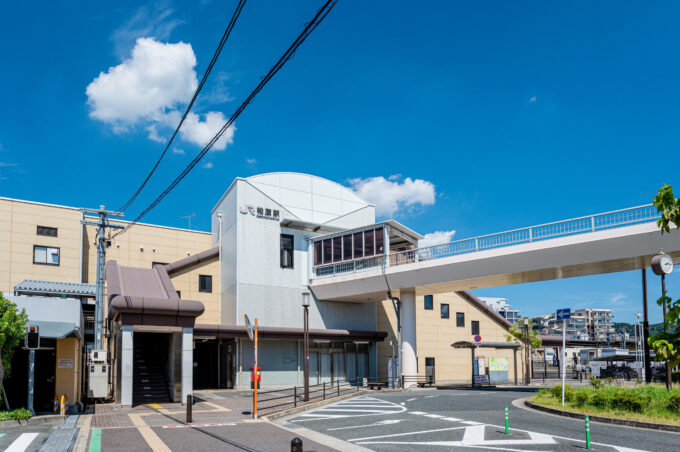 JR柏原駅から徒歩6分、駐車場20台完備